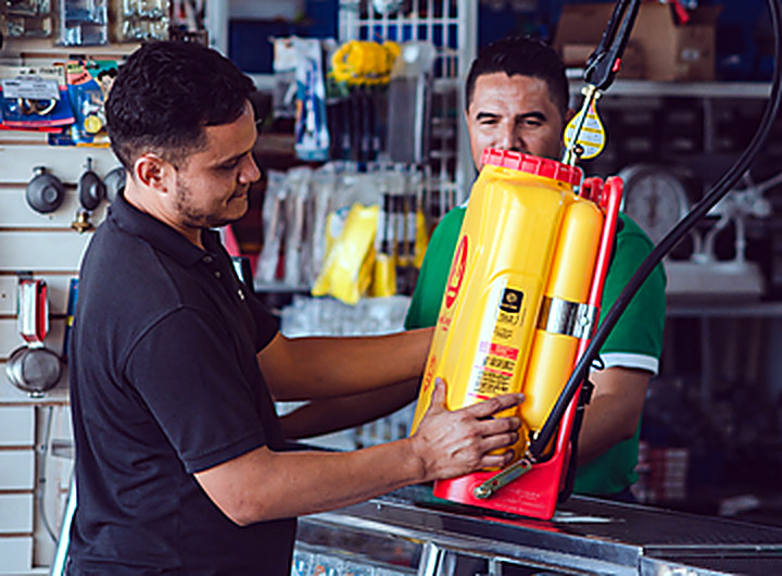 Venta de productos e insumos en la tienda